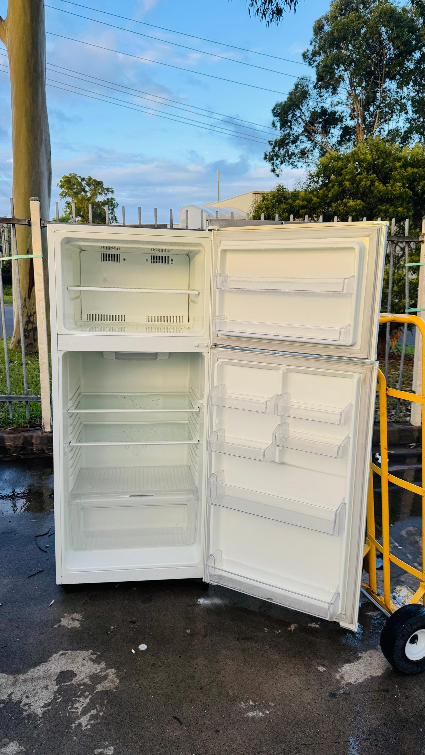 KELVINATOR 420 LITRES FRIDGE FREEZER