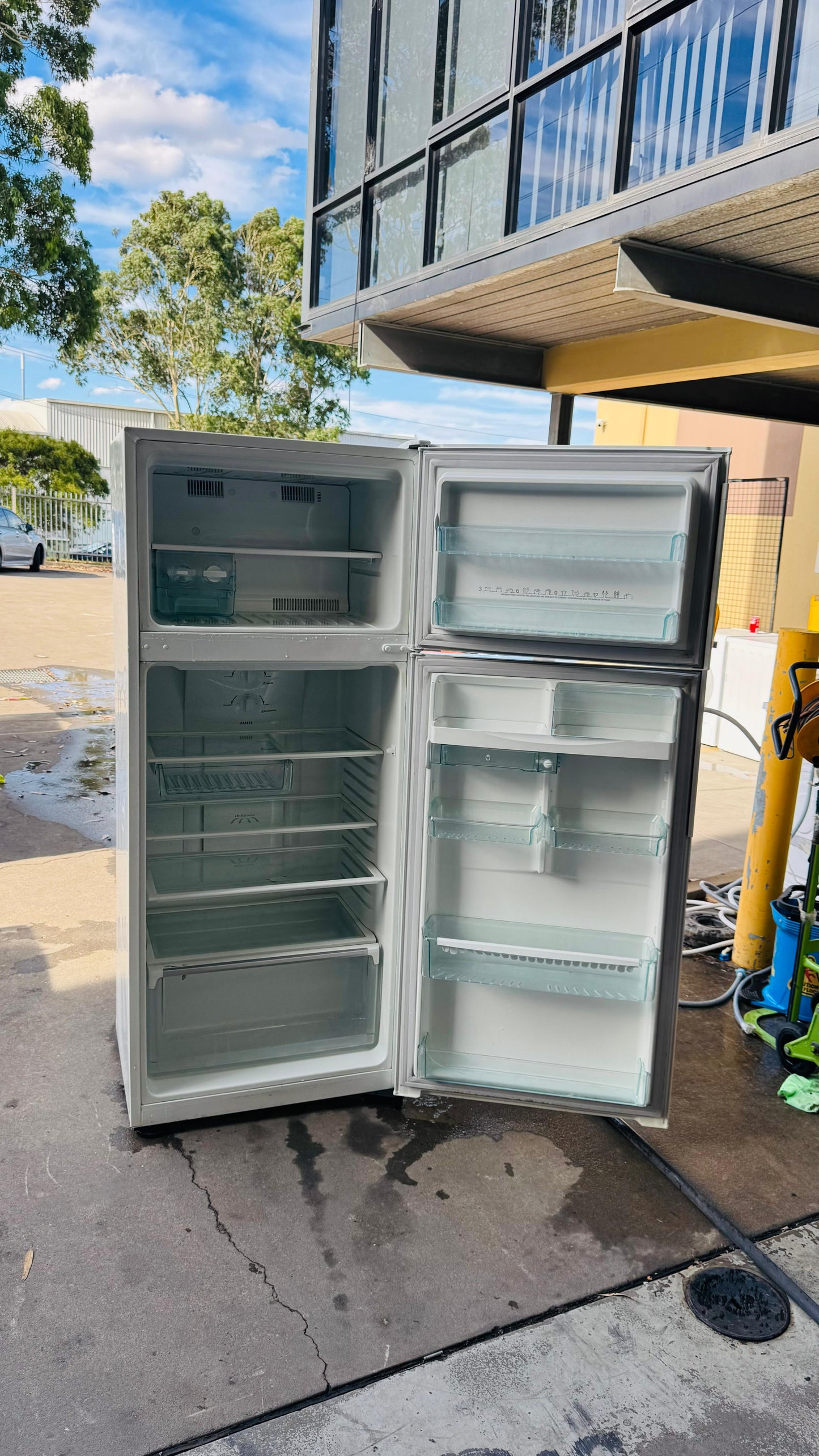 WESTINGHOUSE 390 LITRES FRIDGE FREEZER