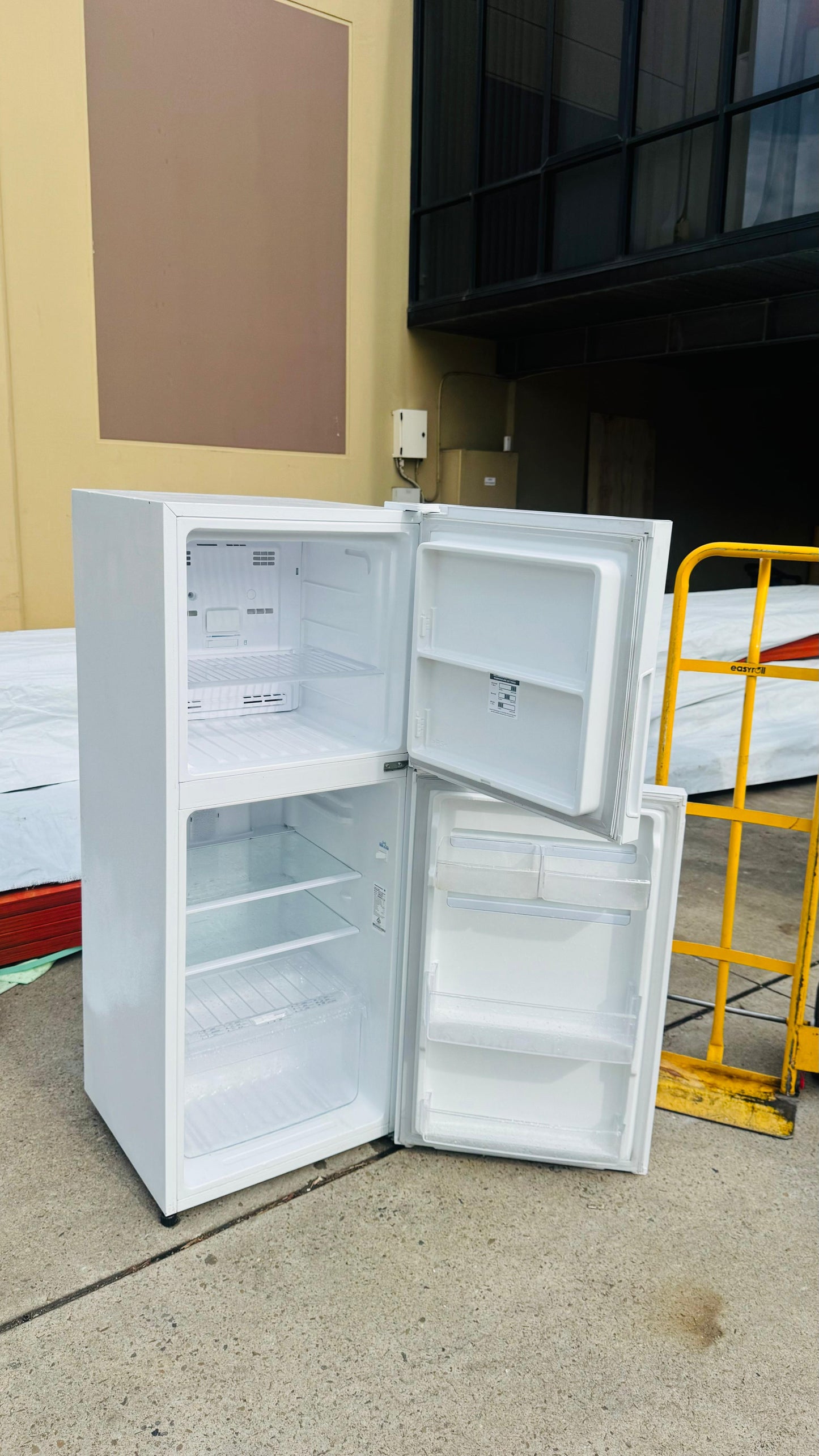 KELVINATOE 231 LITRES FRIDGE FREEZER