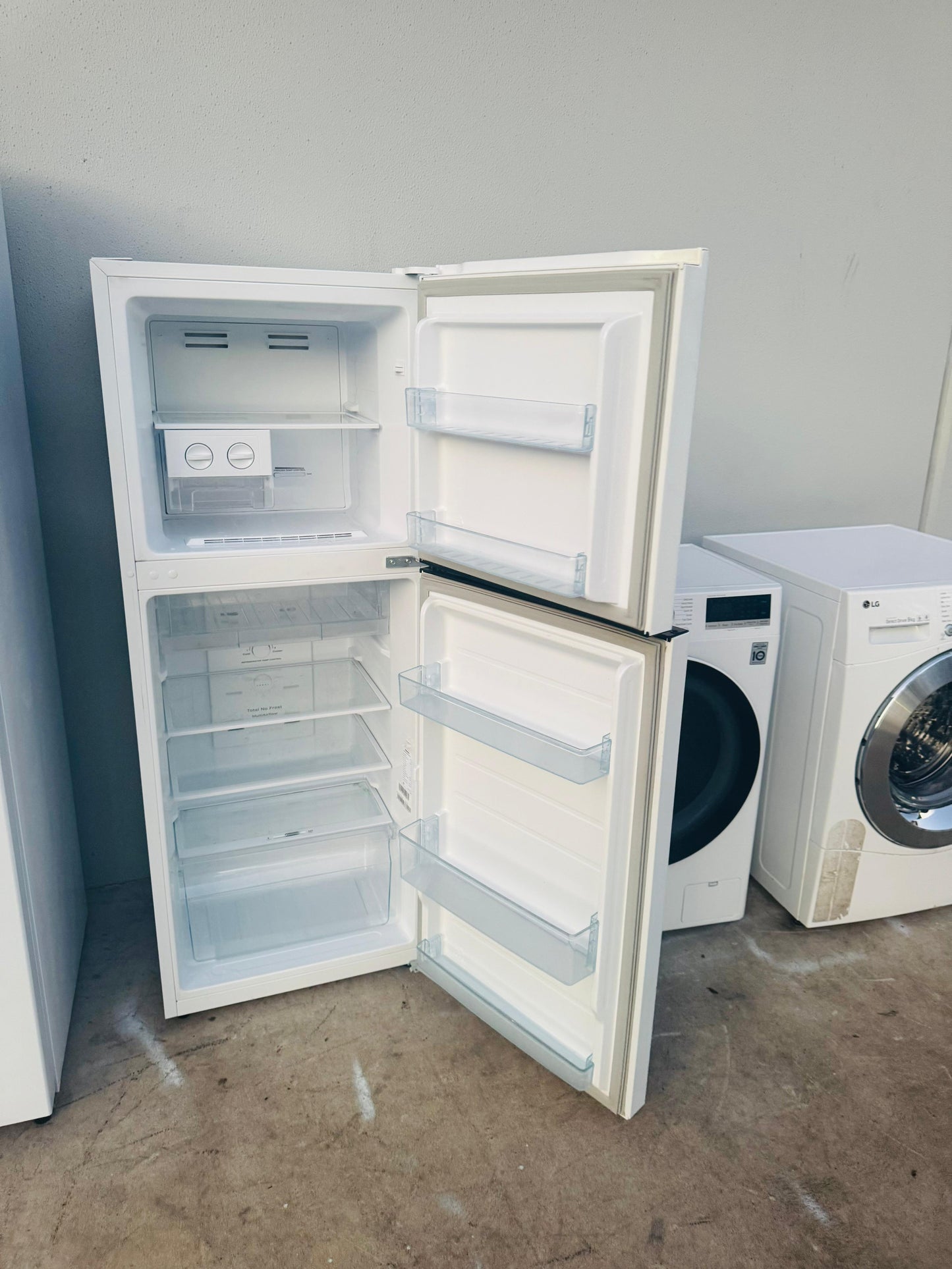 HISENSE 230 LITRES FRIDGE FREEZER