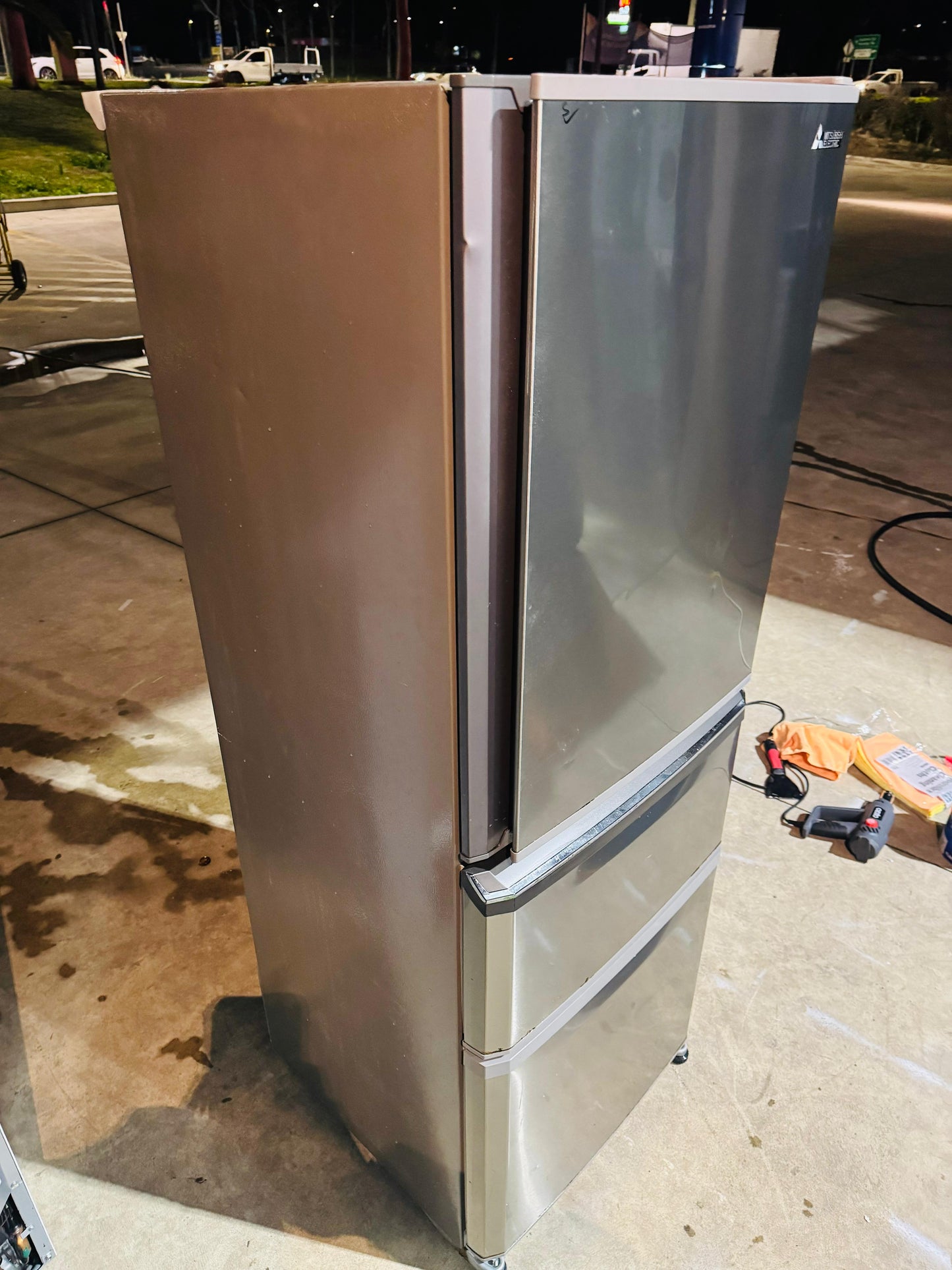 MITSUBISHI 370 LITRES FRIDGE FREEZER