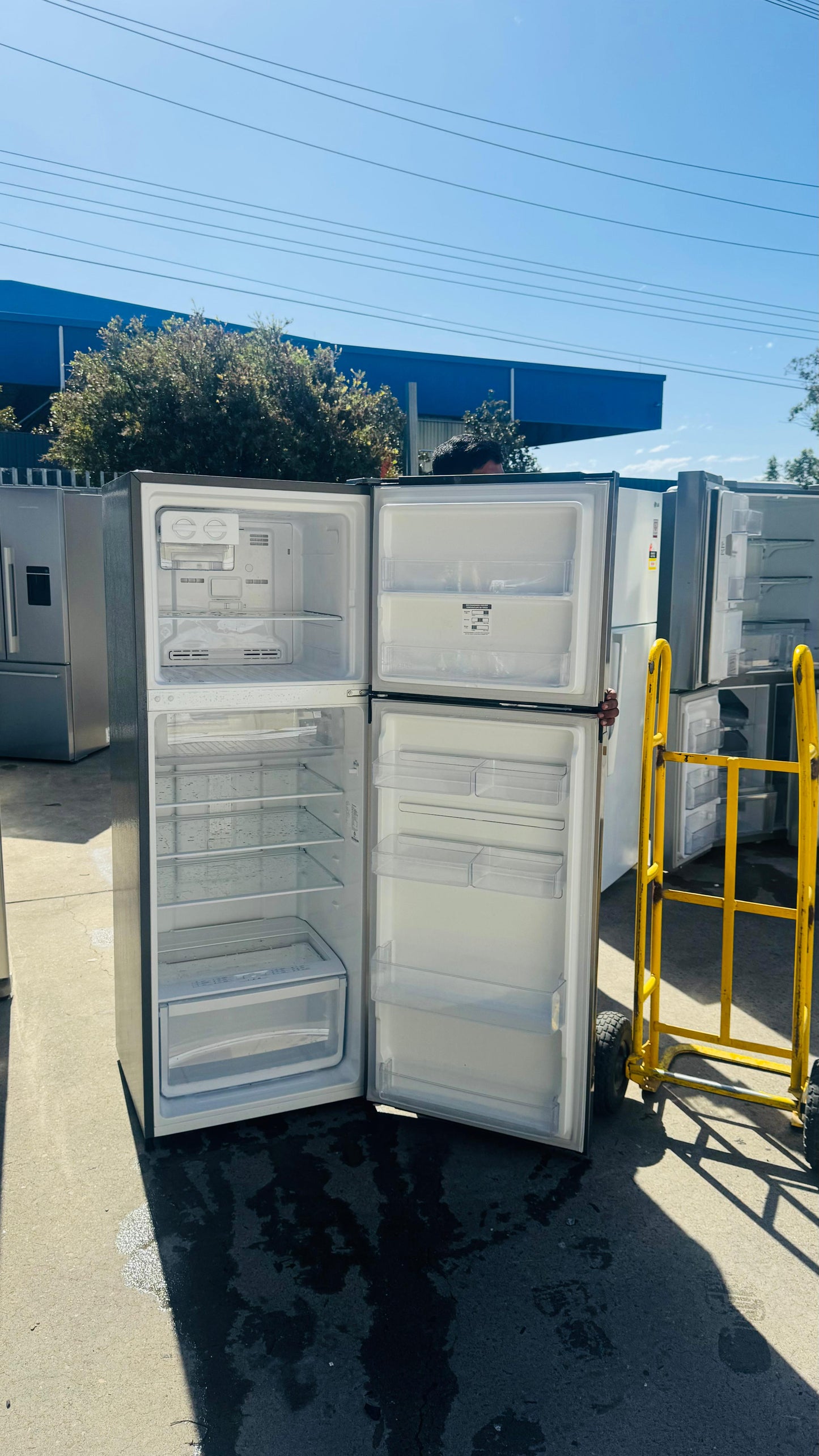 WESTINGHOUSE 339 LITRES FRIDGE FREEZER