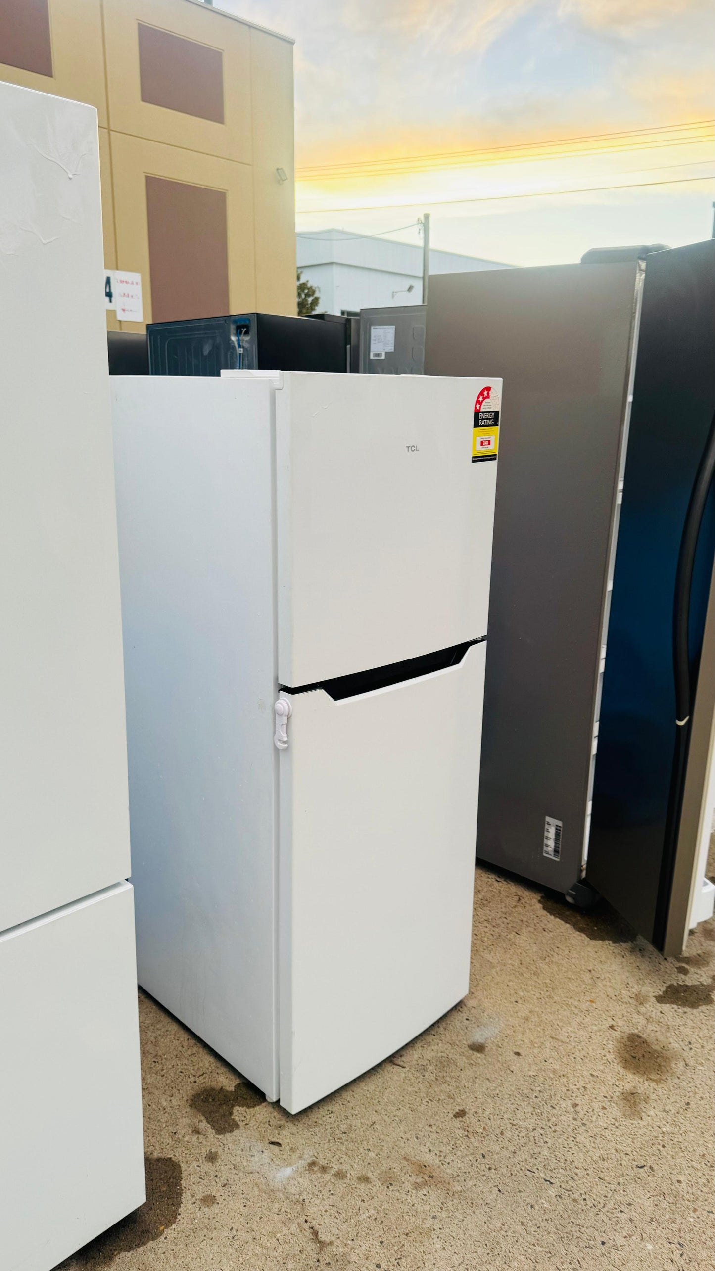 TCL 221 LITRES FRIDGE FREEZER