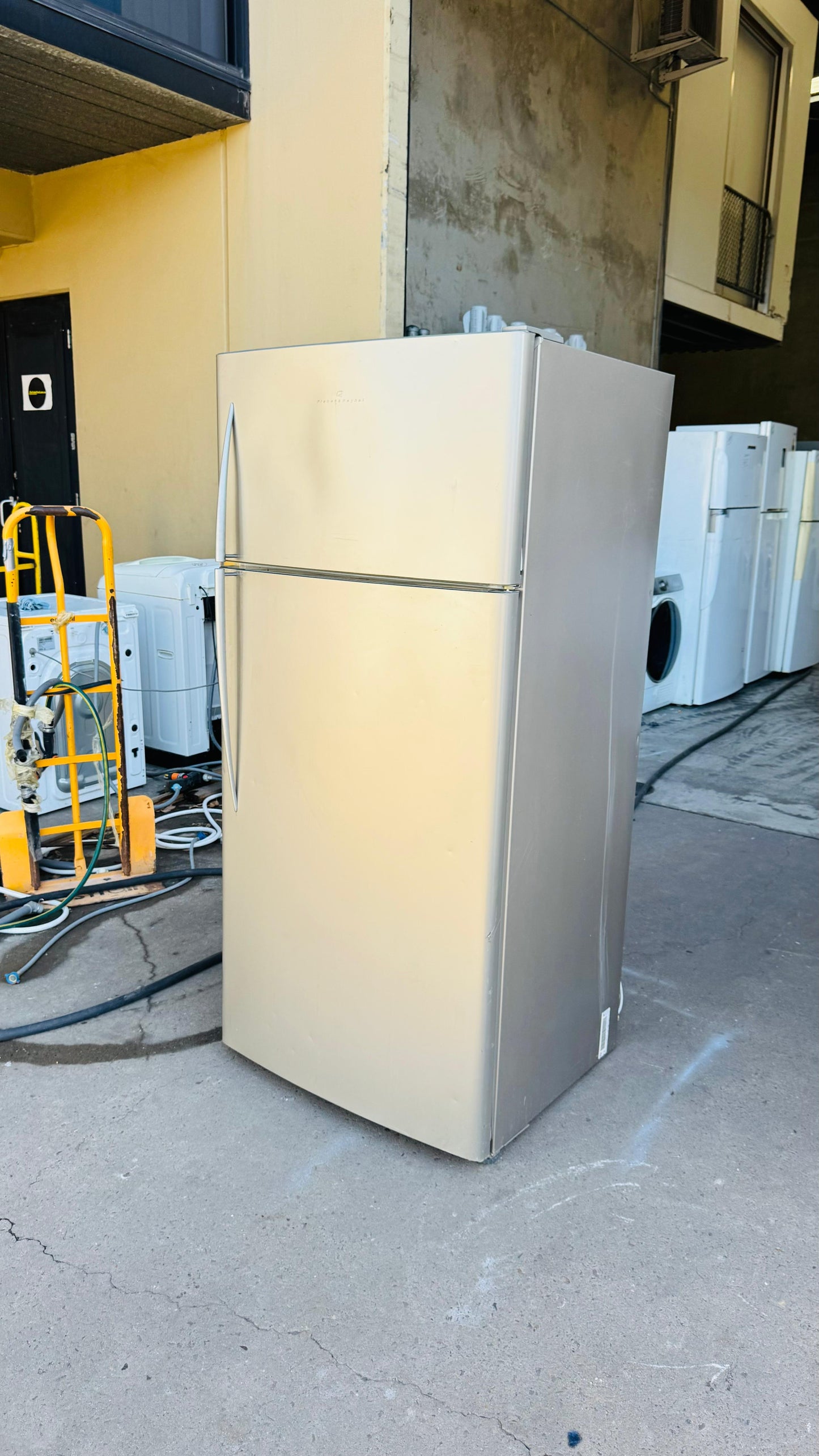 FISHER AND PAYKEL 517 LITRES FRIDGE FREEZER