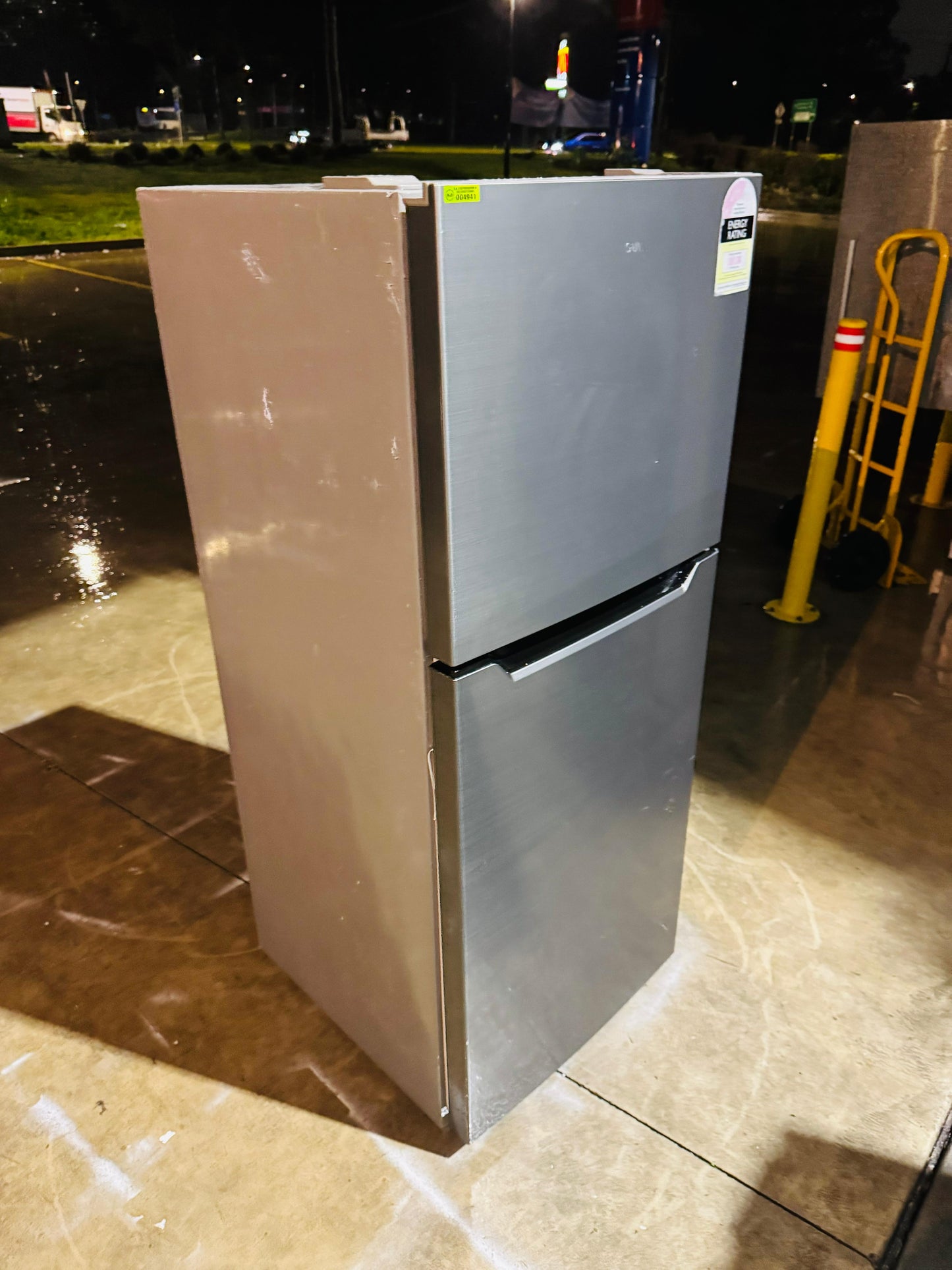 GVA 311 LITRES FRIDGE FREEZER