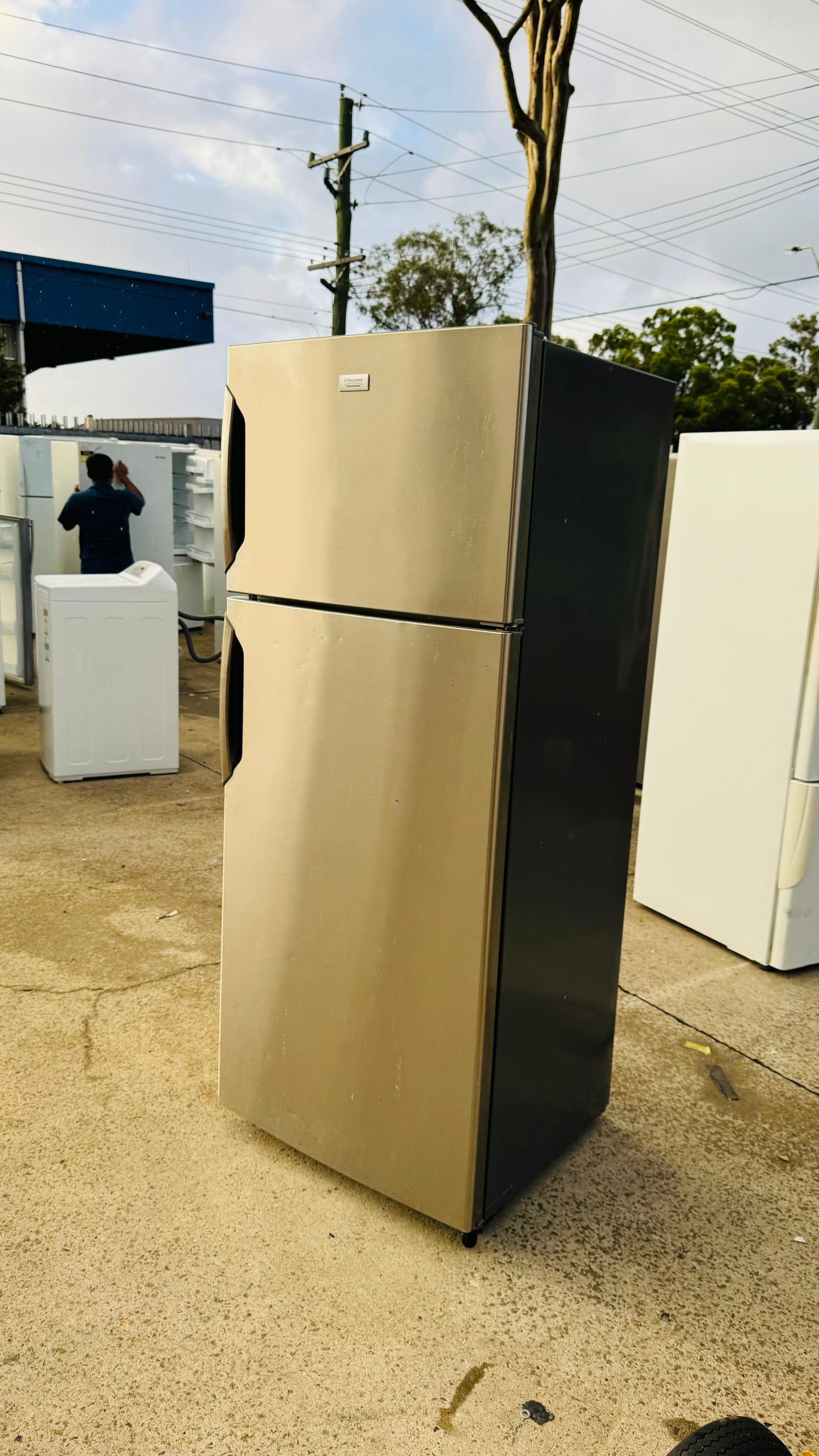 ELECTROLUX 390 LITRES FRIDGE FREEZER