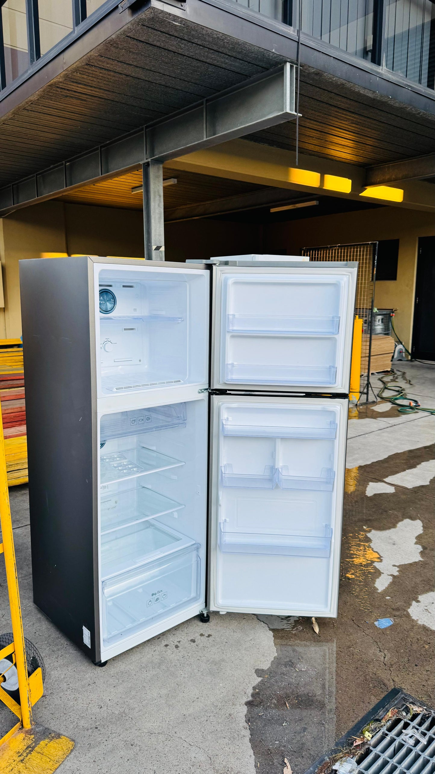 SAMSUNG 318 LITRES FRIDGE FREEZER
