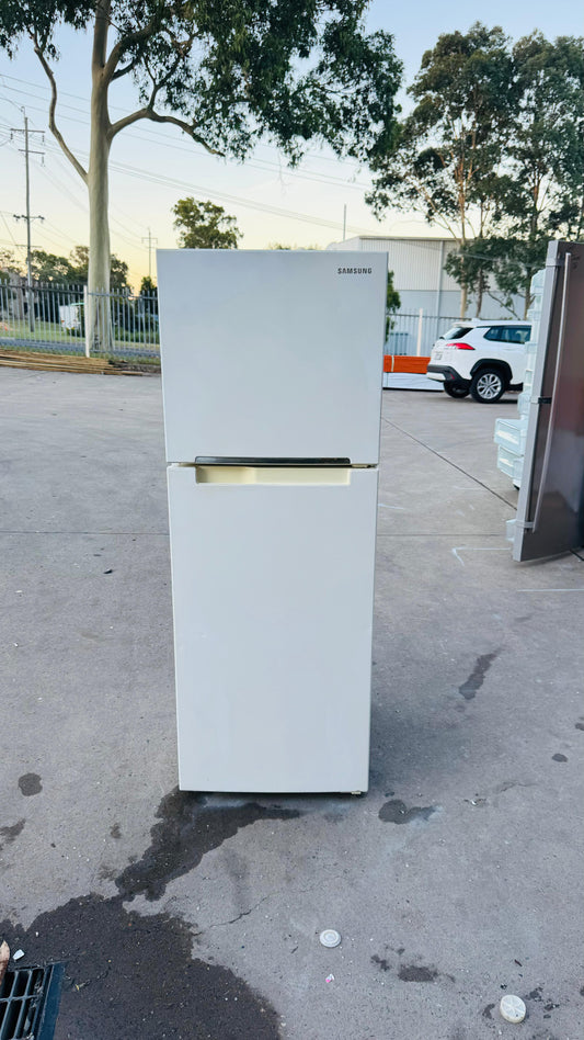SAMSUNG 255 LITRES FRIDGE FREEZER