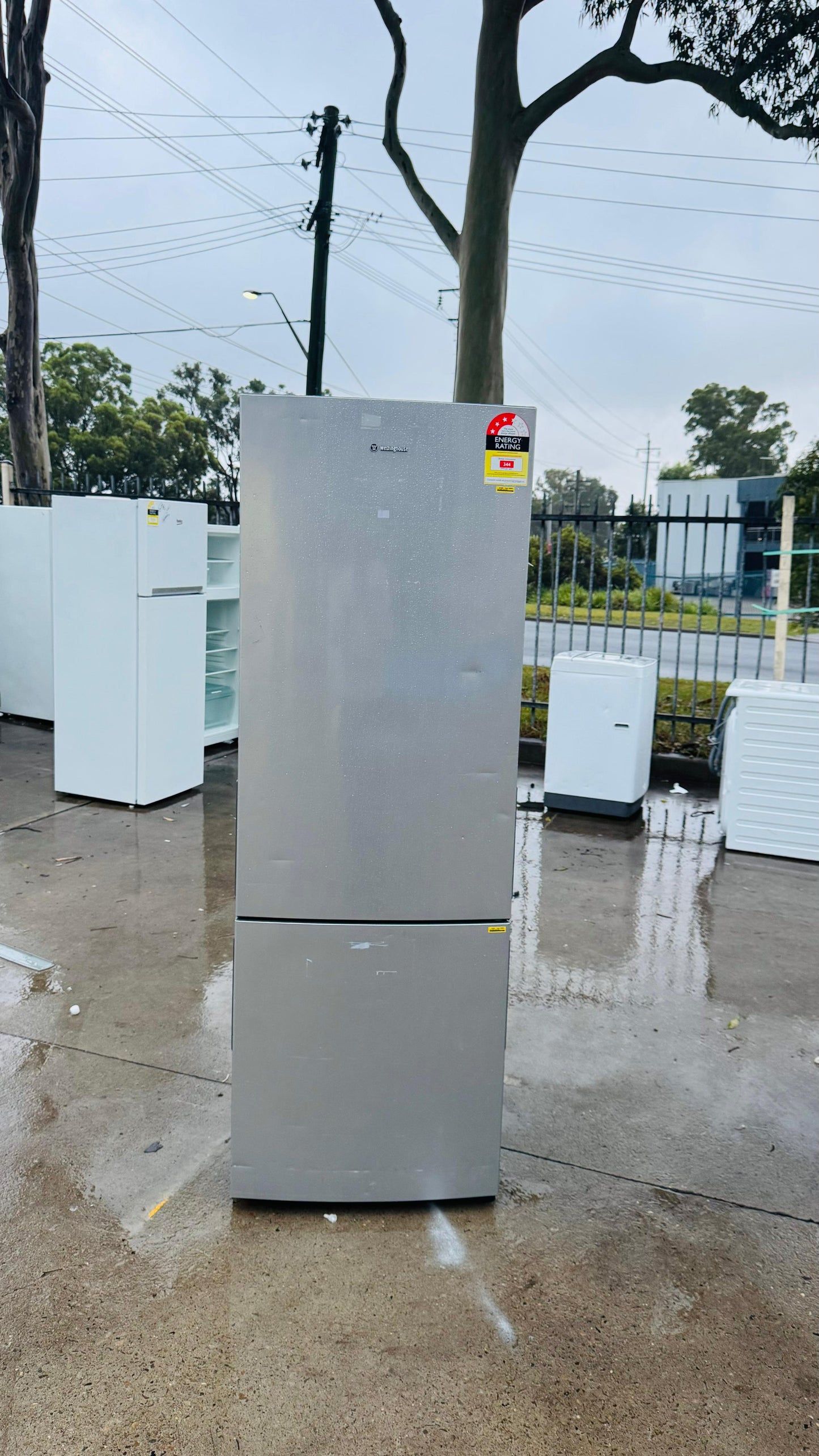 WESTINGHOUSE 370 LITRES FRIDGE FREEZER