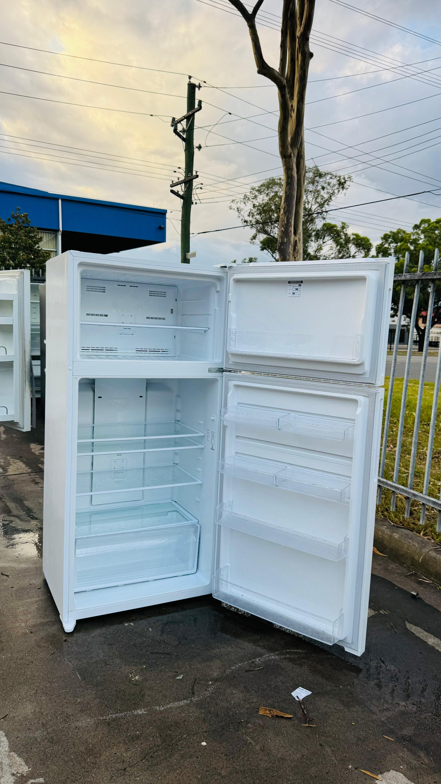 KELVINATOR 536 LITRES FRIDGE FREEZER