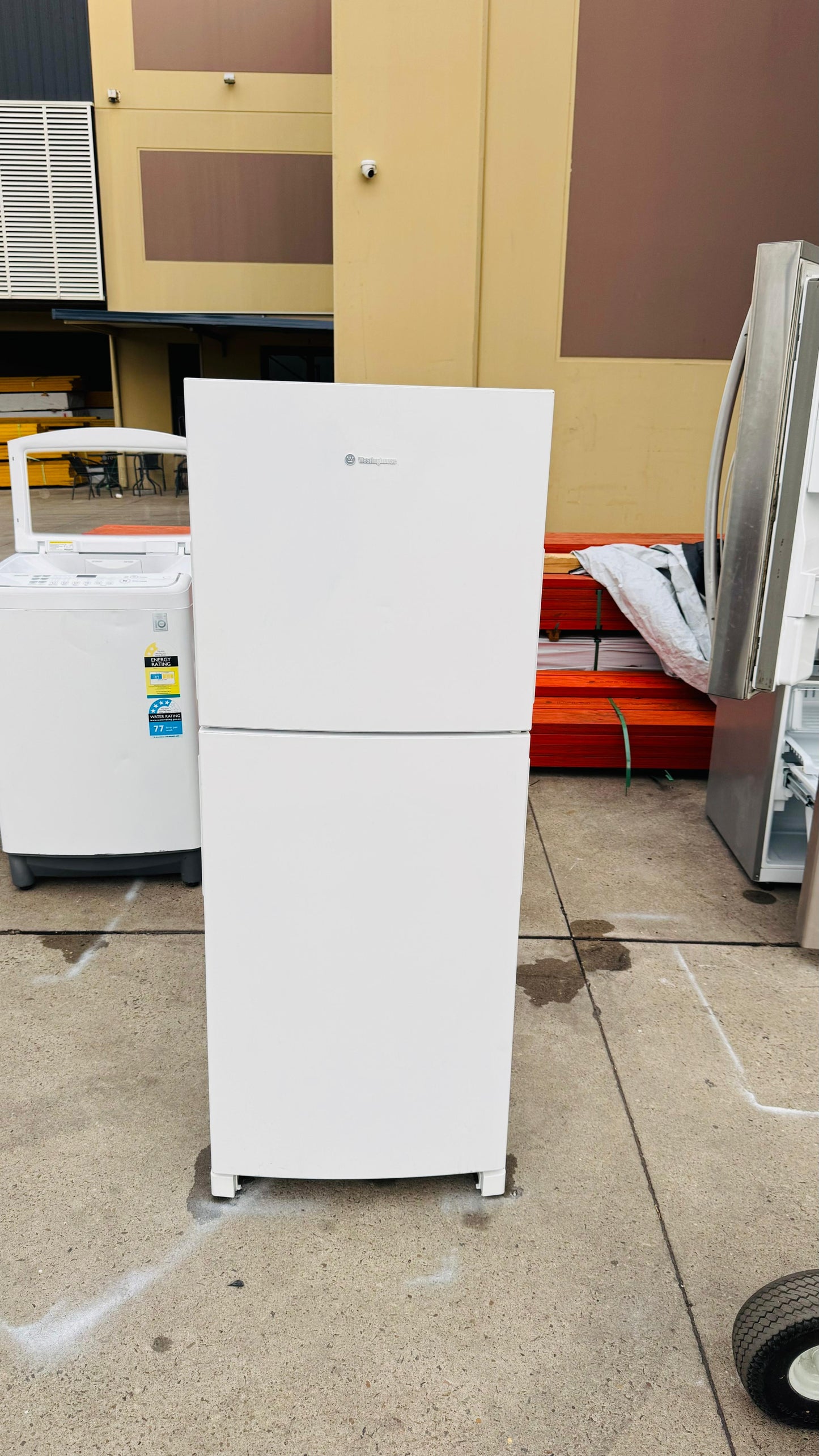 WESTINGHOUSE 231 LITRES FRIDGE FREEZER