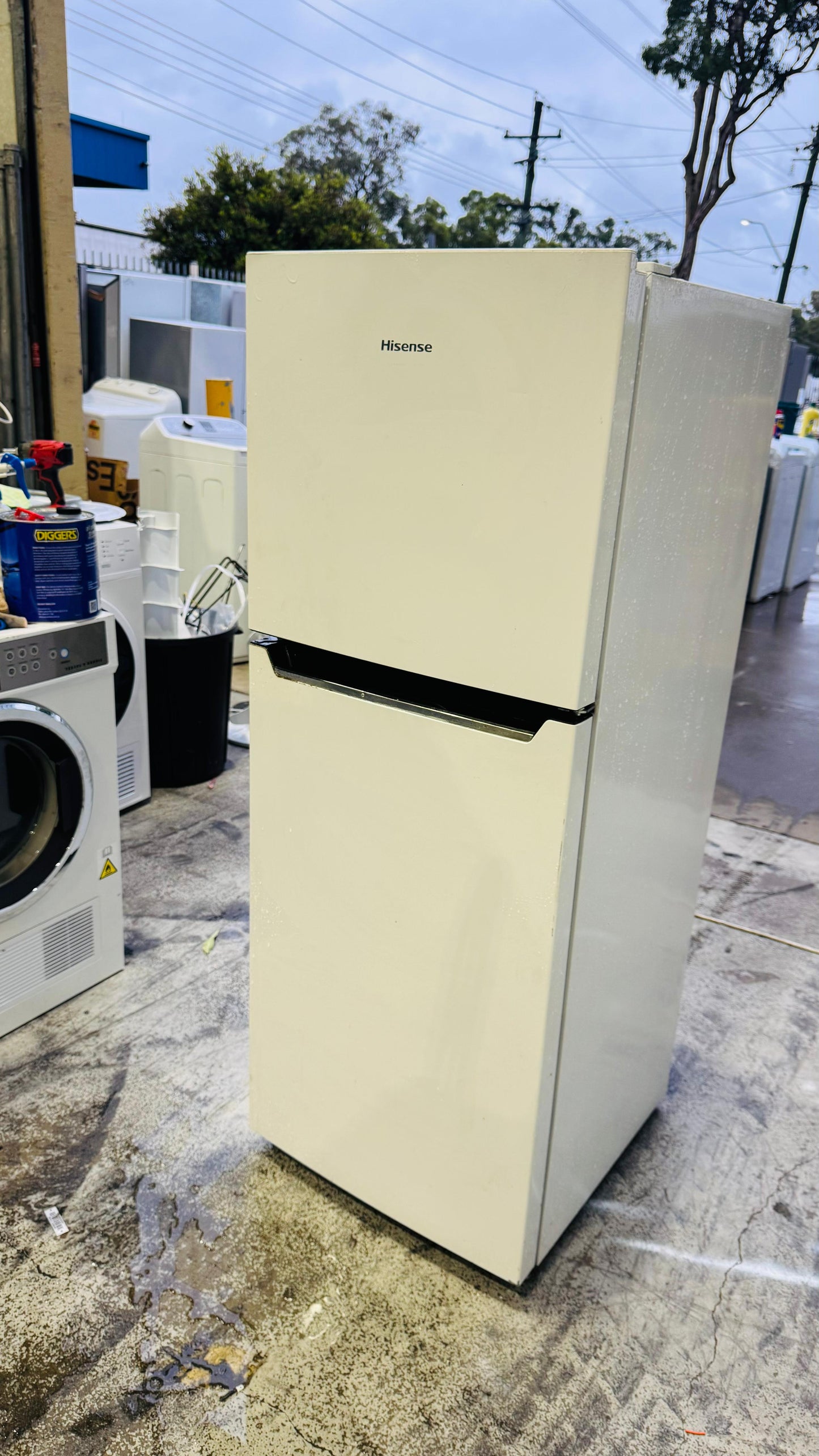 HISENSE 230 LITRES FRIDGE FREEZER