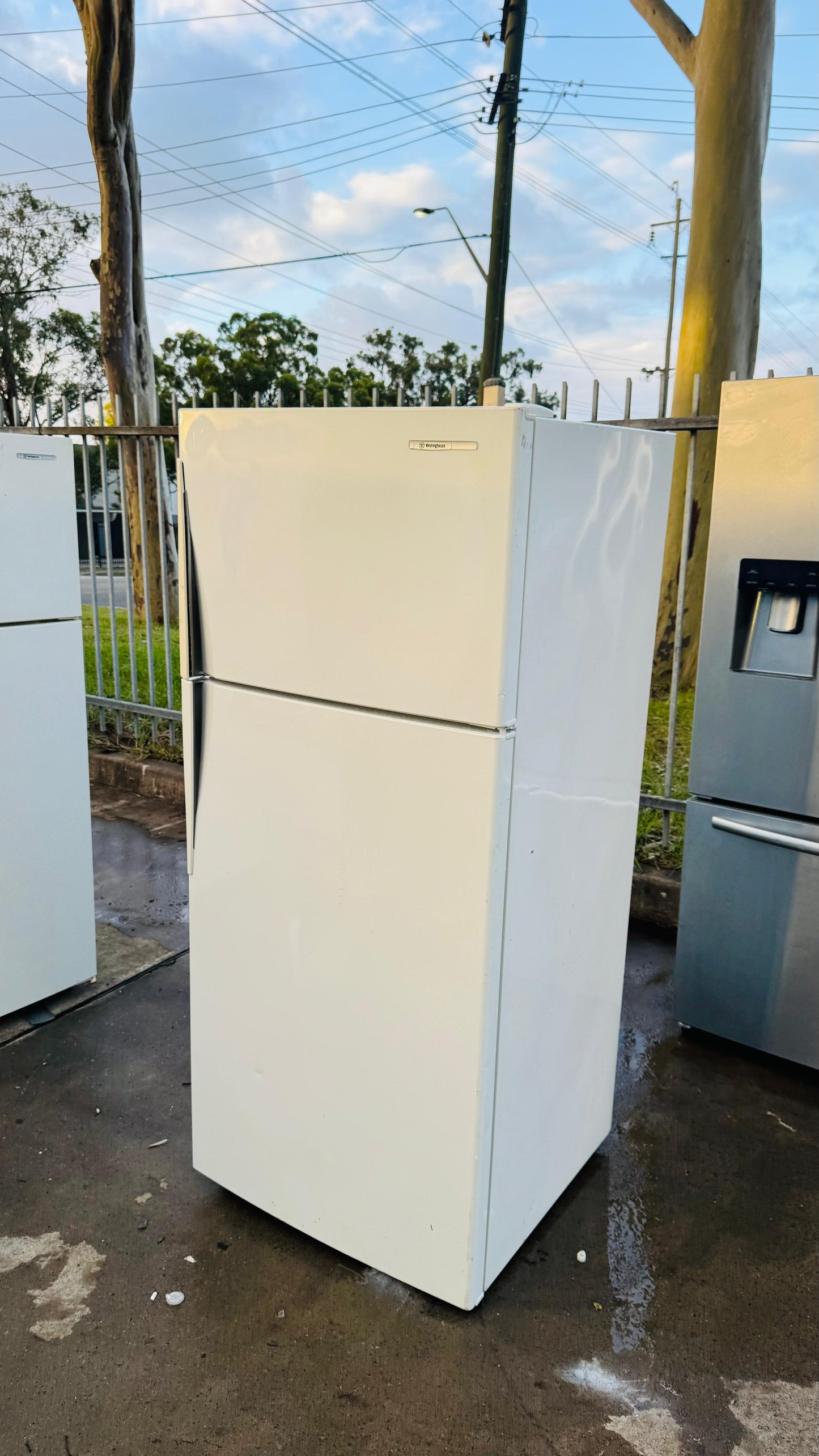 WESTINGHOUSE 416 LITRES FRIDGE FREEZER