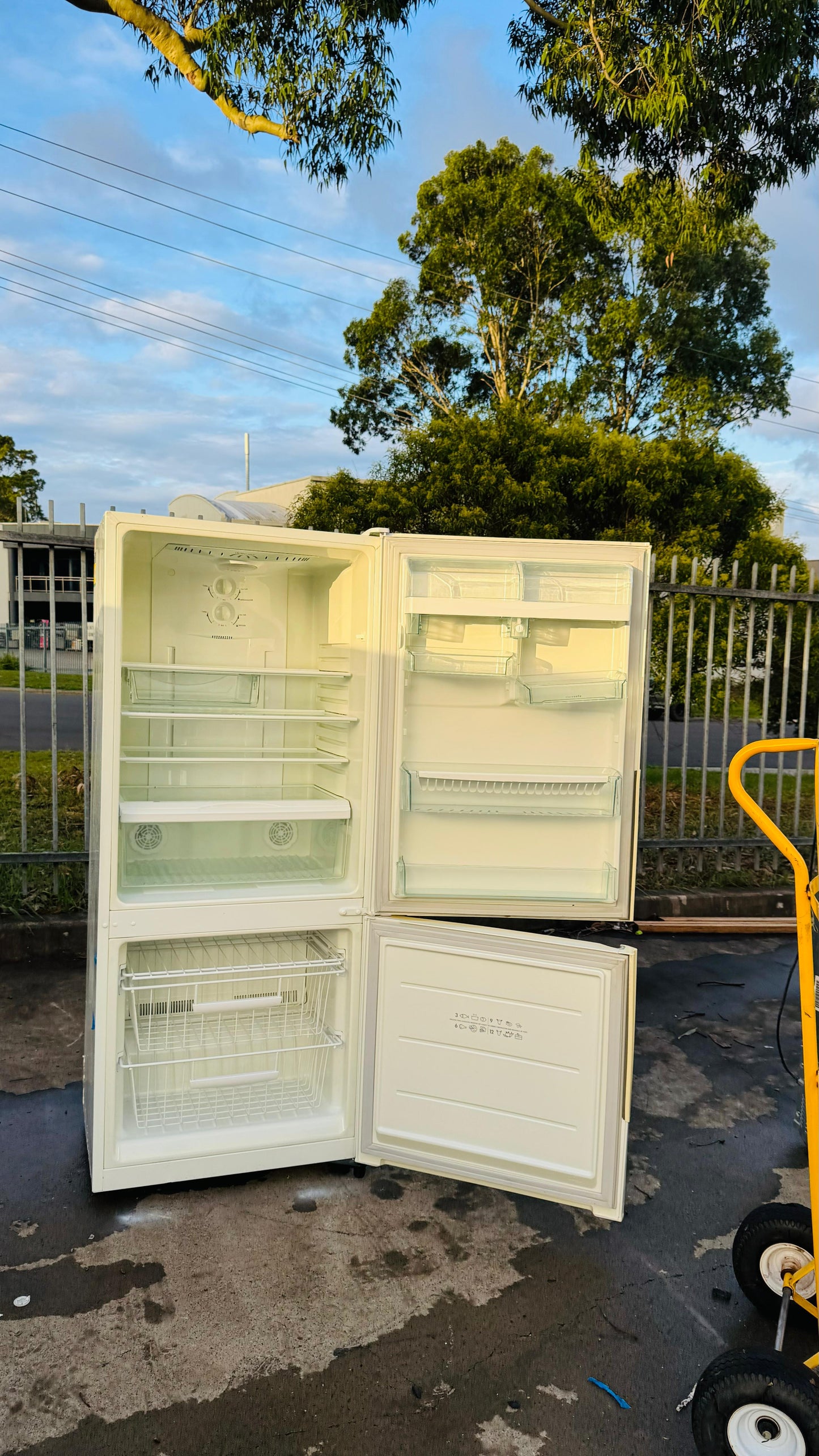 WESTINGHOUSE 380 LITRES FRIDGE FREEZER