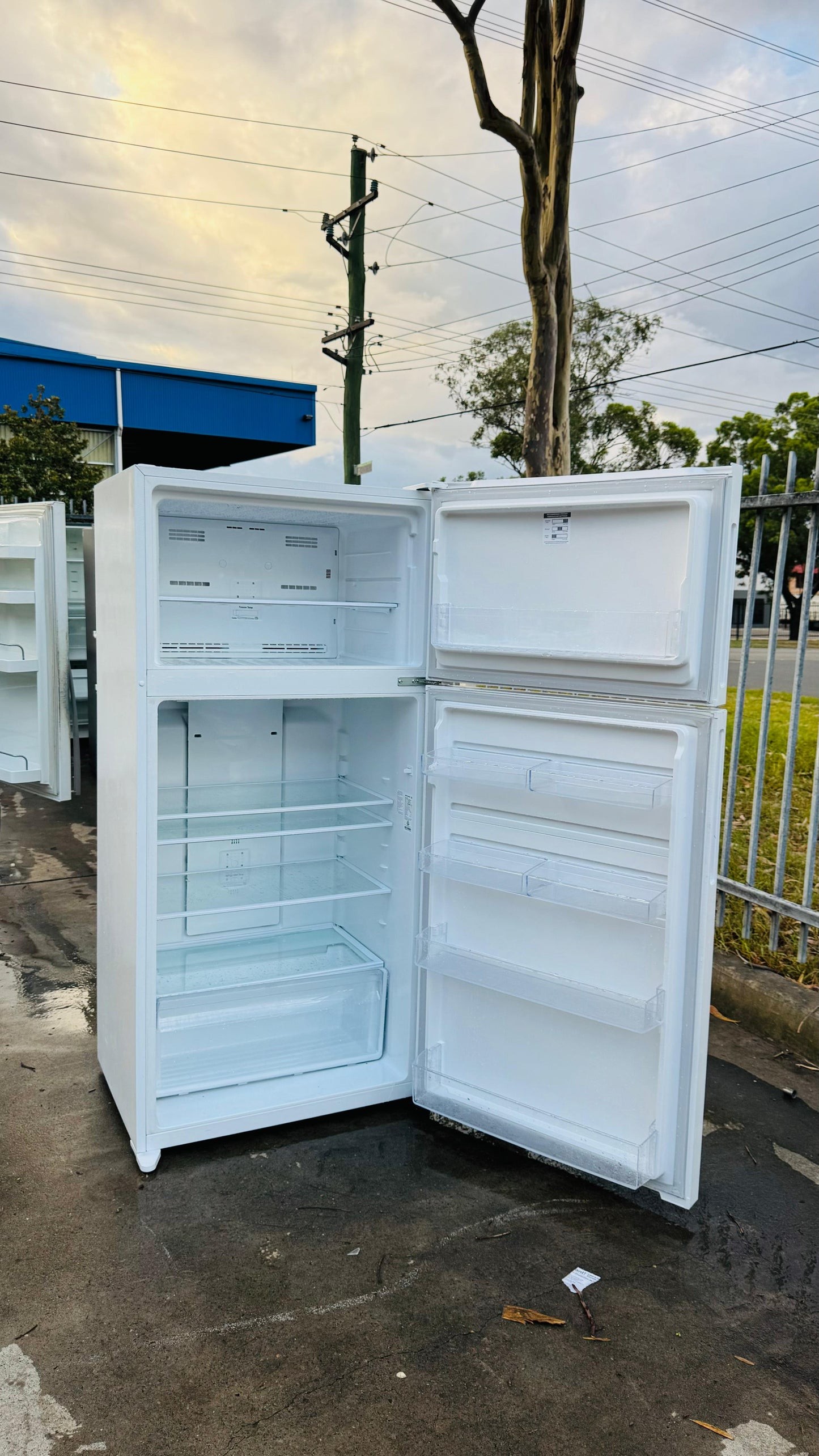 KELVINATOR 536 LITRES FRIDGE FREEZER