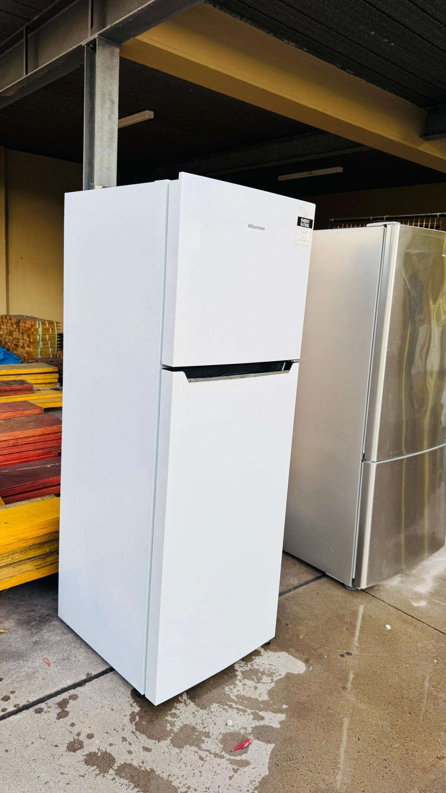 HISENSE 350 LITRES FRIDGE FREEZER