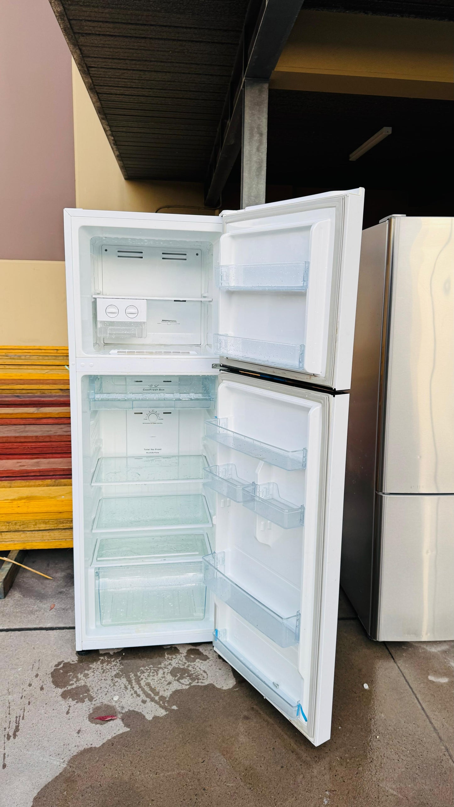 HISENSE 350 LITRES FRIDGE FREEZER