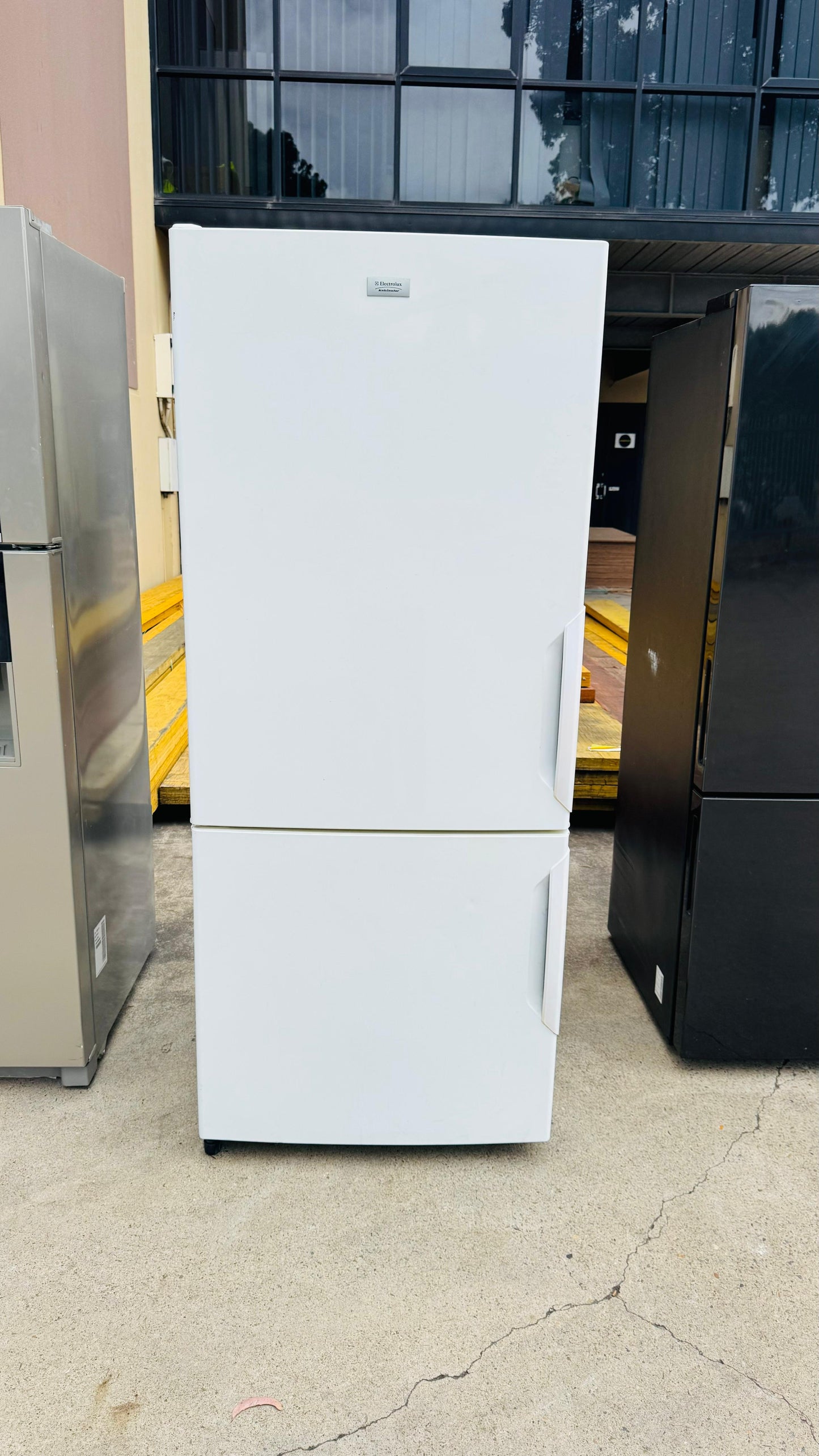 WESTINGHOUSE 431 LITRES FRIDGE FREEZER